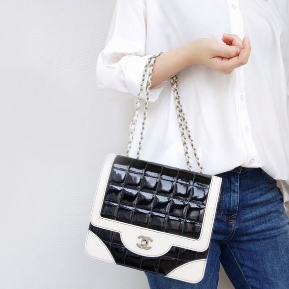 Authentic CHANEL CC Lambskin Patent Chocolate Bar Flap Bag Chain Beige Black - Picture 2 of 16